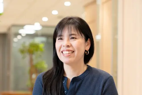 根津 智美